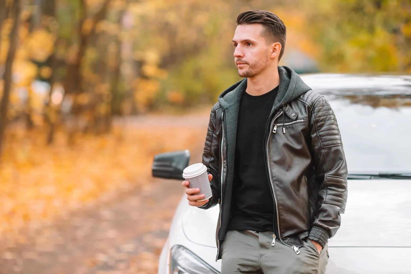 Wie Sie mit einer Herren Lederjacke Schwarz von Crone mühelos stilvoll aussehen