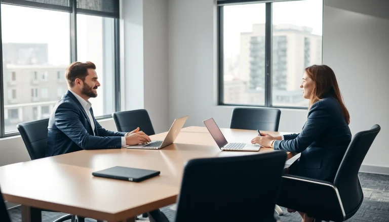 Verstärken Sie Ihr Recruiting im technischen Vertrieb mit persönlichen Interaktionen zwischen Recruitern und Vertriebsprofis in einem modernen Büro.