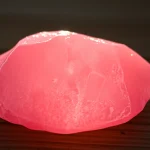 Rosenquarz zeigt seine strahlende rosa Farbe und feine Einschlüsse in einer Close-Up Aufnahme.